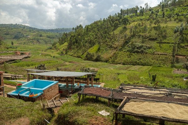 How does the use of recycled materials in fashion reduce environmental impact?